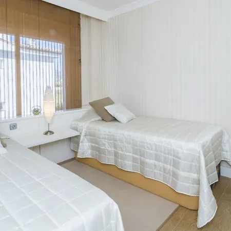 Apartment Hb - Comfortable Beachfront Holiday Apartment