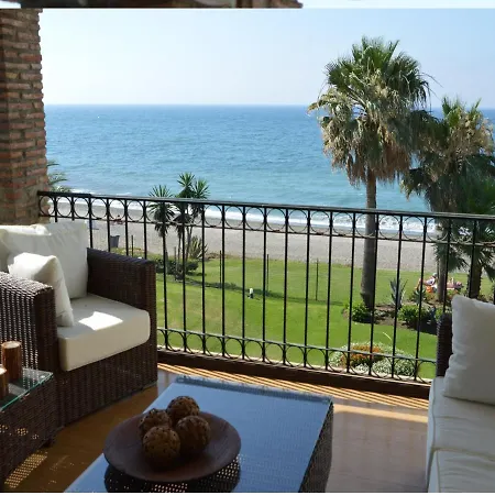 Hb - Comfortable Beachfront Holiday Apartment *